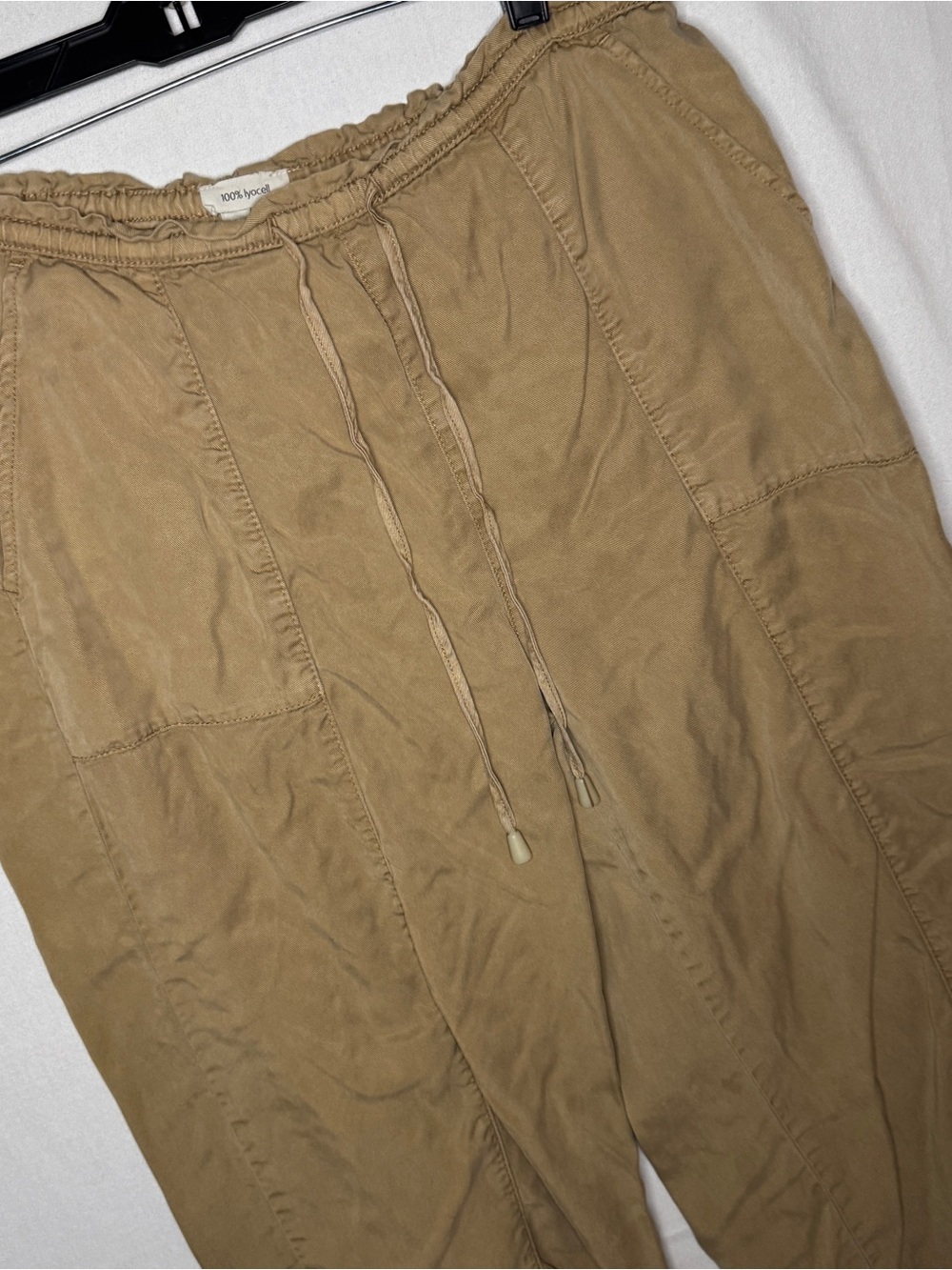 Relaxed Drawstring Women’s Cropped Pants in Tan